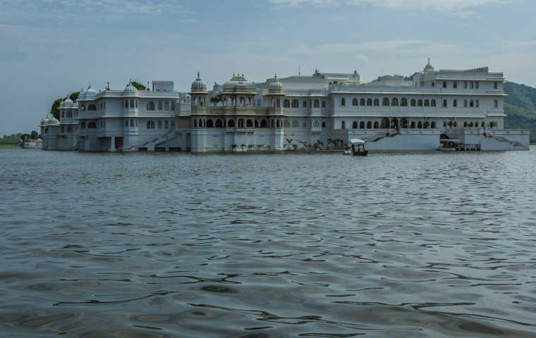 39 - India - Udaipur - lago Pichola - hotel Taj Lake Palace